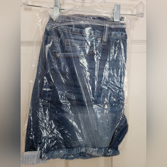 *SOLD* Mid rise frayed hem denim shorts - Picture 4 of 5